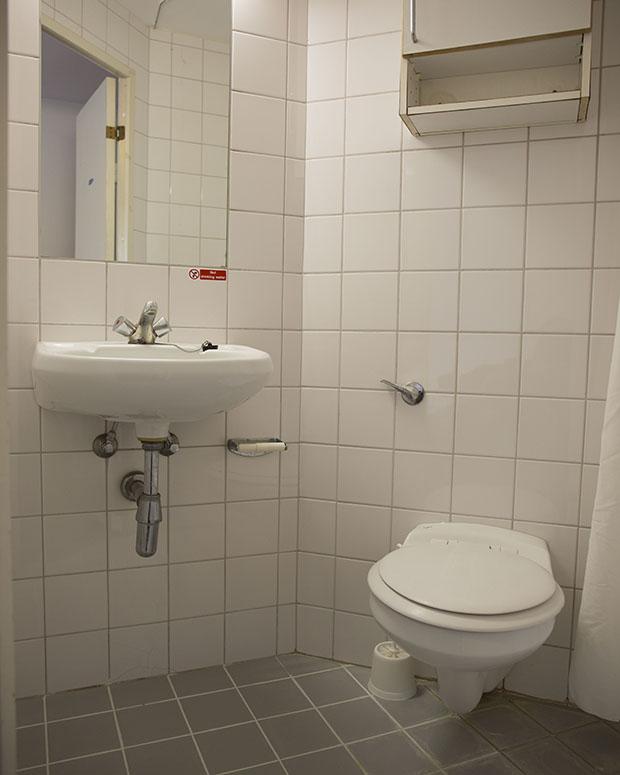 An en suite bathroom